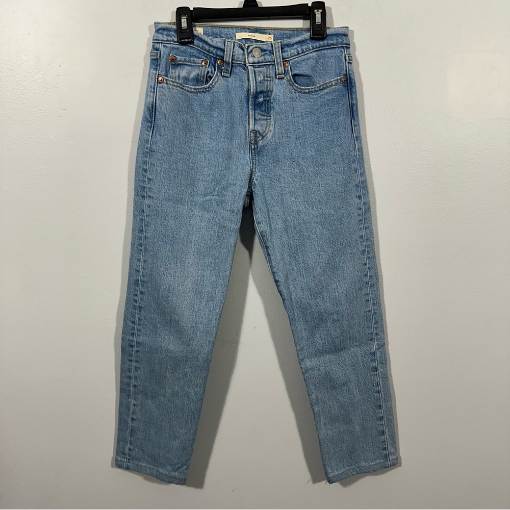 Levi’s Vintage-style High-waist Wedgie Button-fly Light Wash Jeans Size 25
